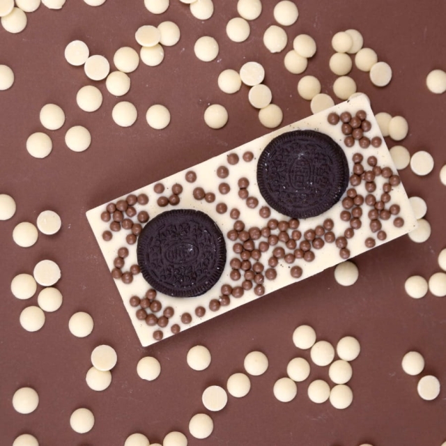 Czekolada biała z oreo i kuleczkami