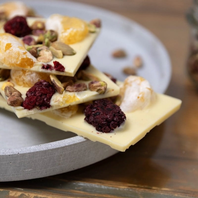 Czekolada biała z jeżyną, pistacją i mandarynką