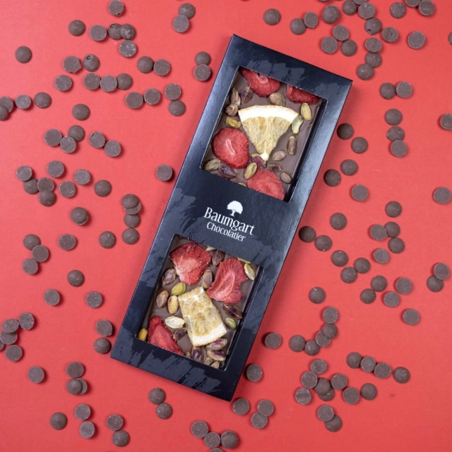 Czekolada mleczna z pistacją, pomarańczą i truskawką 120 g- premium