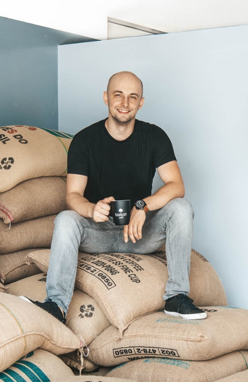 Właściciel na workach z kawą